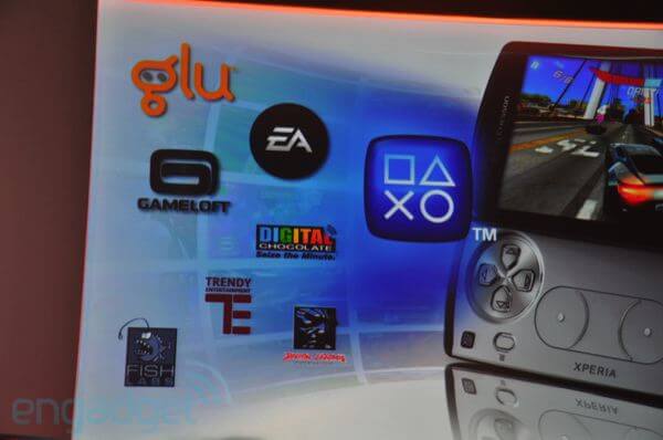 Xperia Play. SE намекает на мультиплеер и обещает 50 игр на старте продаж смартфона. Фото.