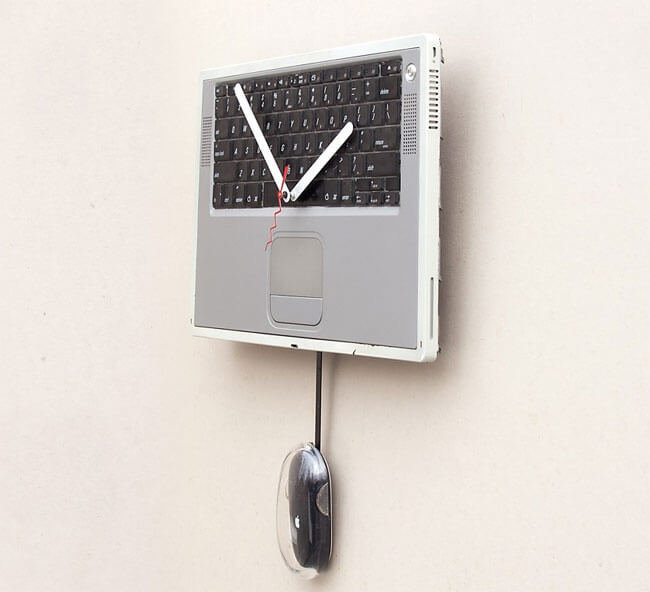 Часы Recycled Apple Powerbook Clock. Фото.