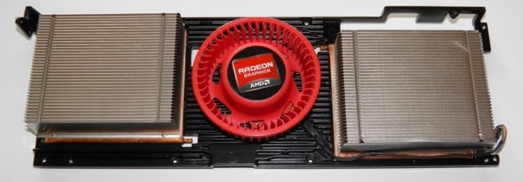 AMD Radeon HD 6990 поступил в продажу. Фото.