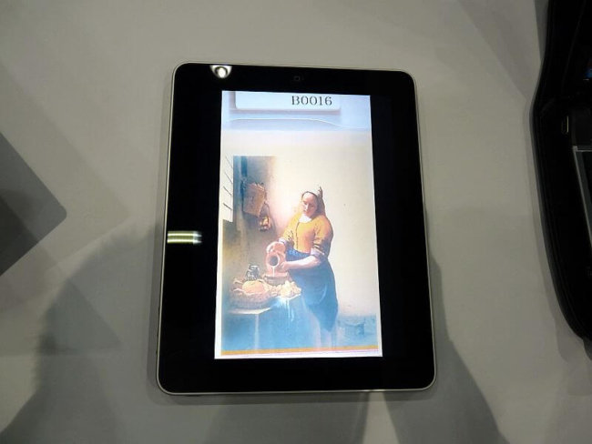 Ricoh представил новый тип цветной электронной бумаги. Фото.