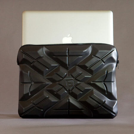G-Form Extreme Sleeve дает причины для того, чтобы выбросить MacBook из окна. Фото.