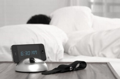 Док-станция Un-Alarm Clock обеспечит зарядку iPhone и спокойное пробуждение. Фото.