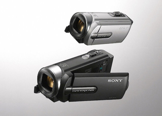 Sony представила две новые видеокамеры, SX21E и SR21E. Фото.