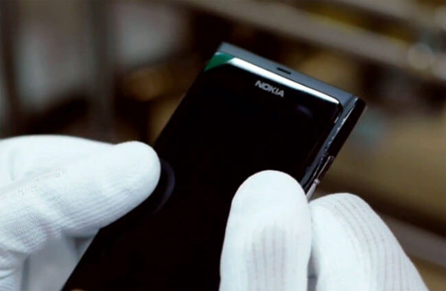Nokia показала, как собирается смартфон N9. Фото.