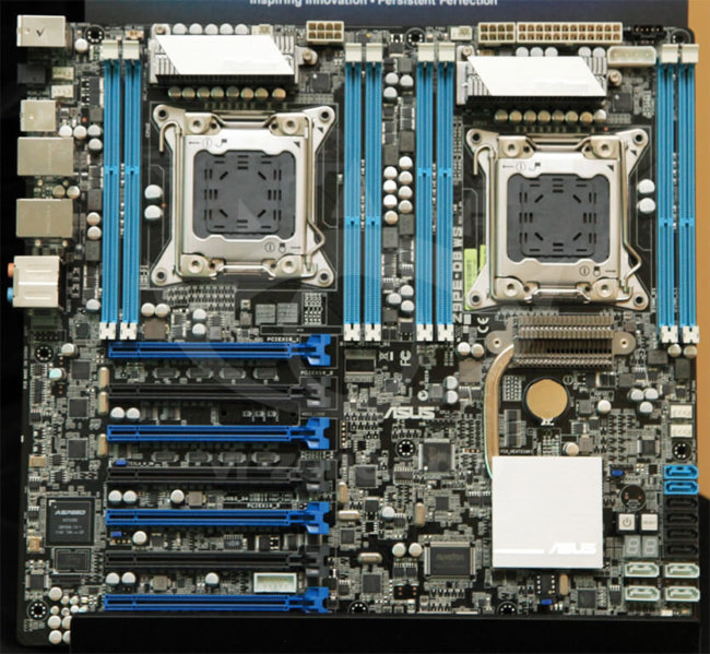 ASUS показала двухглавую материскую плату с сокетами LGA2011. Фото.