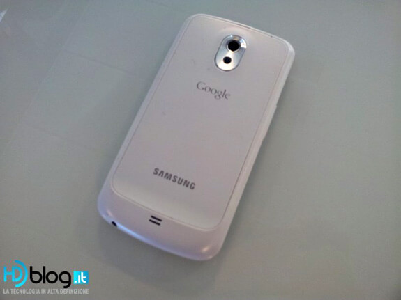 Белый Samsung Galaxy Nexus замечен в Италии. Фото.