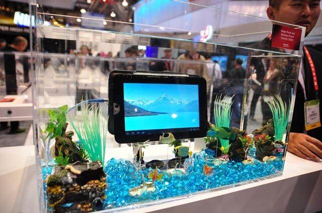 Водонепроницаемый планшетник Toshiba питается по воздуху. Фото.