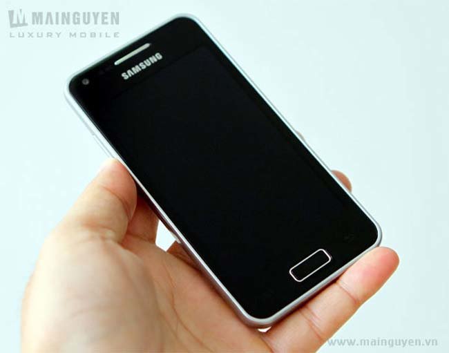 Смартфон Samsung Galaxy S Advance позирует для камеры. Фото.