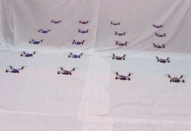 Настоящий рой из маленьких квадрокоптеров. Фото.