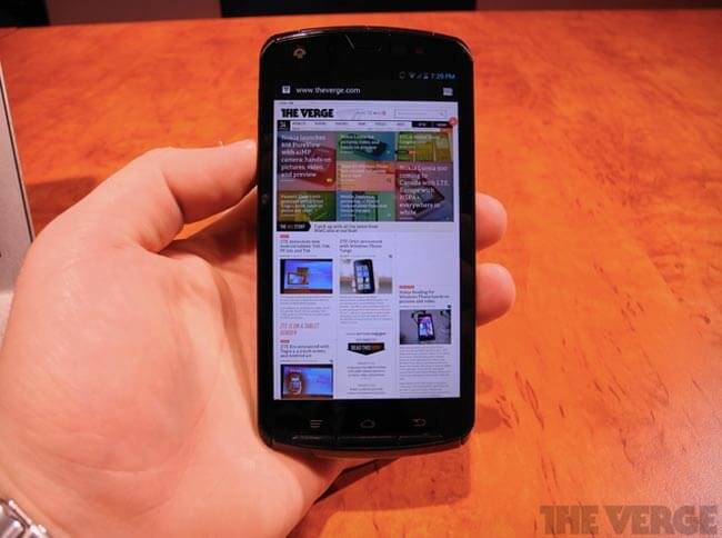 Fujitsu продемонстрировала прототип четырехъядерного Android-смартфона. Фото.