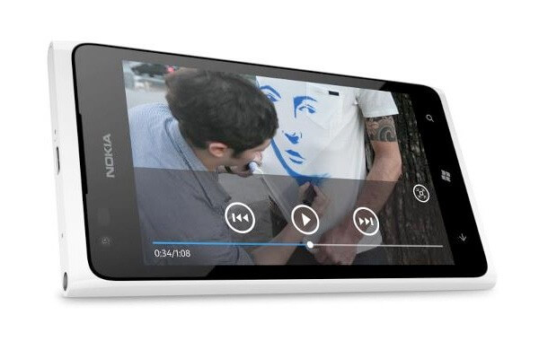 Фотография белой Nokia Lumia 900. Фото.