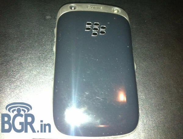 BlackBerry Curve 9320 - вид сзади BlackBerry Curve 9320 - вид сзади