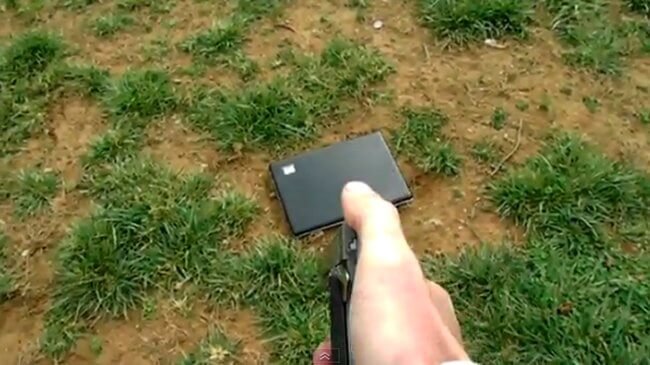 Отец расстрелял ноутбук дочери за оскорбительный пост на Facebook. Фото.