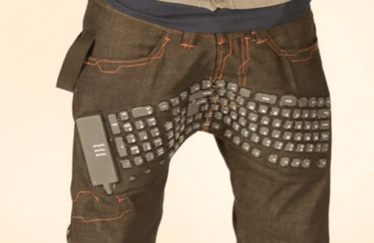 Beauty and the Geek: клавиатура, нашитая на штаны.. Фото.