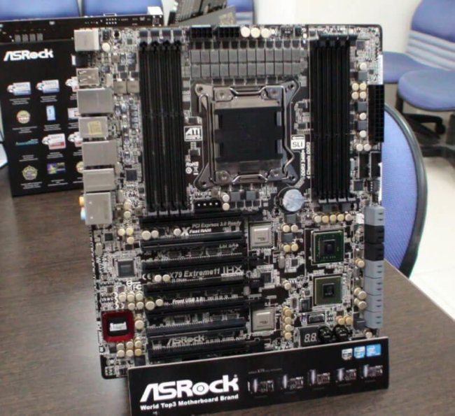 Появились первые фотографии новой итерации материнской платы ASRock X79 Extreme11. Фото.