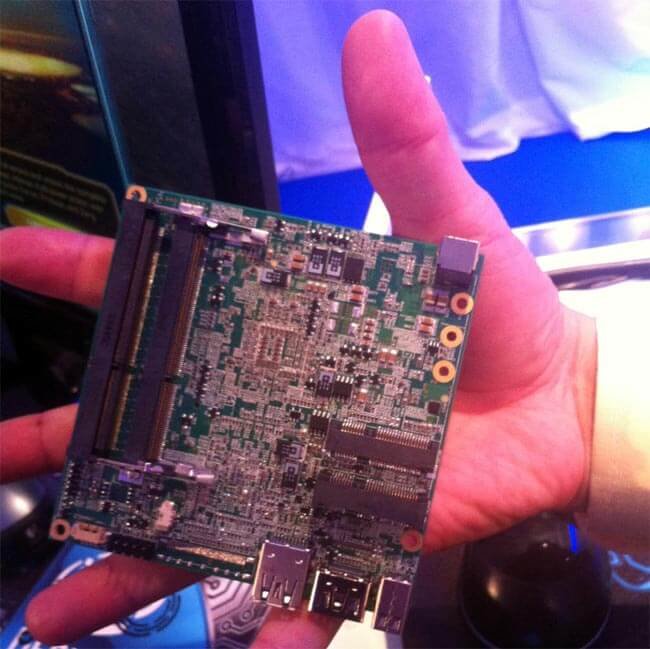 Intel показала материнскую плату, которая умещается в руке. Фото.