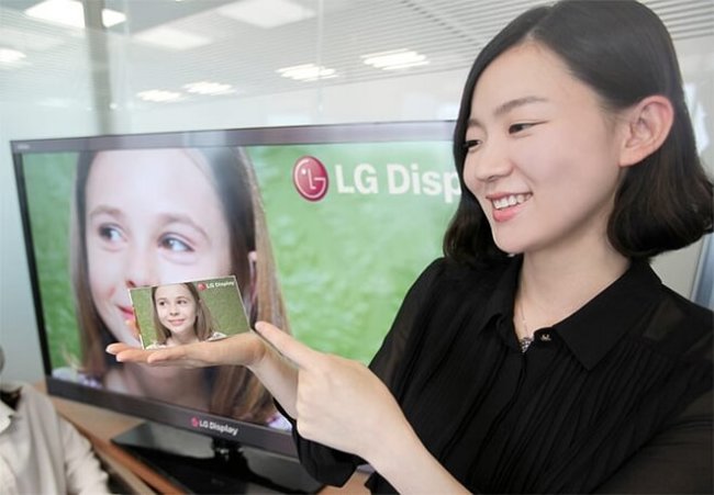 LG анонсировала мобильный FullHD 440ppi дисплей. Фото.