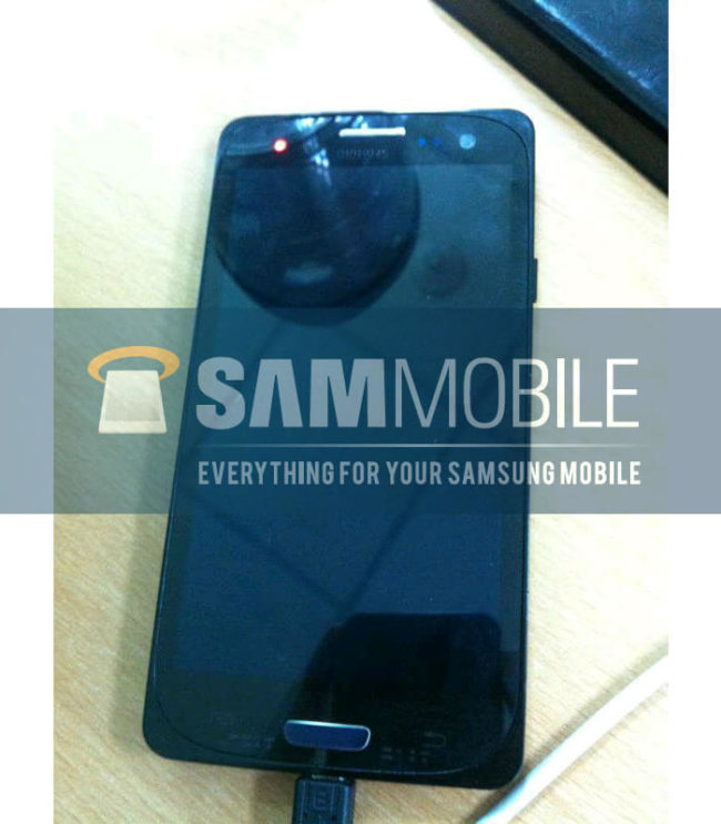 Еще один «Samsung Galaxy S III» позирует для камеры. Фото.