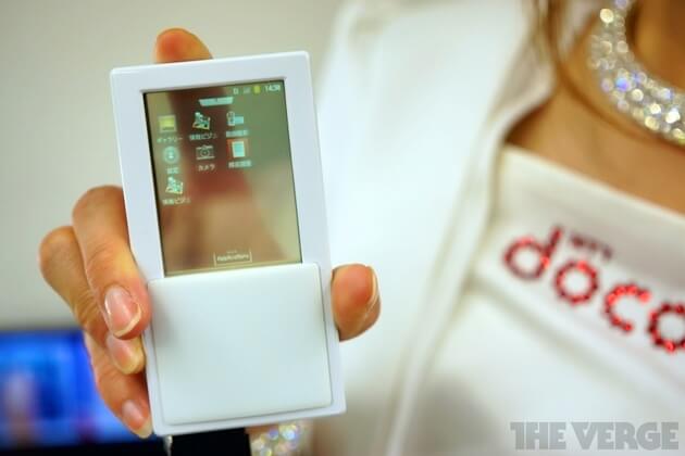 NTT Docomo показала смартфон с двусторонним дисплеем. Фото.