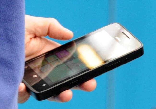 Прототип смартфона Nokia на базе Windows Phone 8 позирует для камеры. Фото.