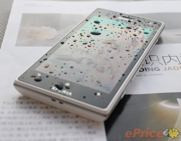 Sony Xperia Acro S - вид спереди