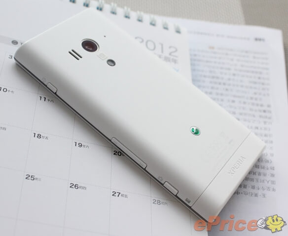 Sony Xperia Acro S - вид сзади