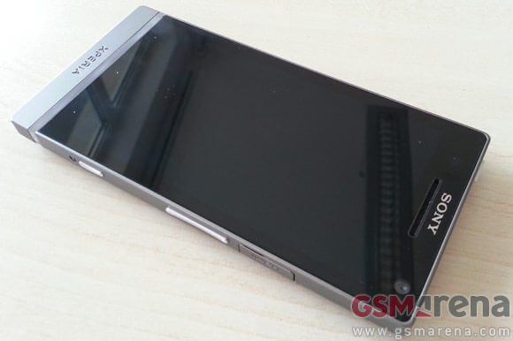 Опубликованы «живые» фотографии Sony Xperia SL. Фото.