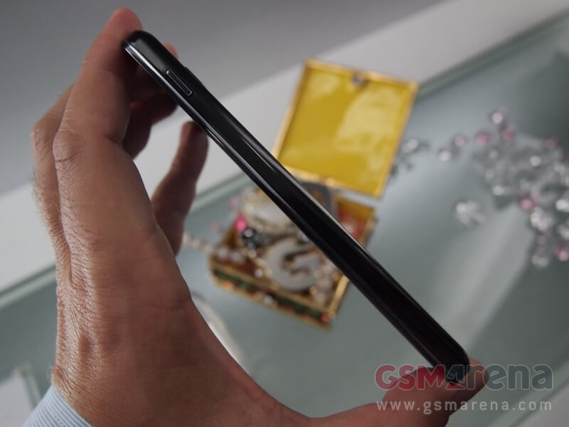 LG Optimus G - вид сбоку