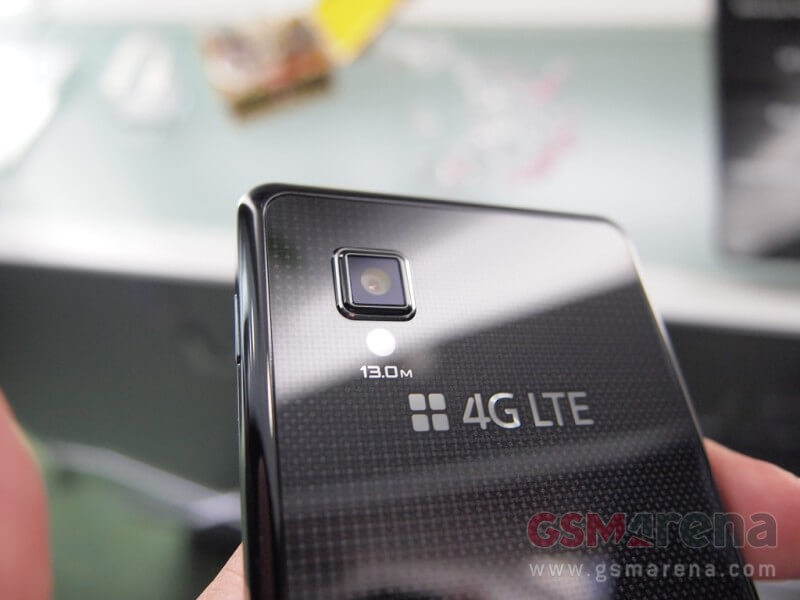 LG Optimus G - вид сзади