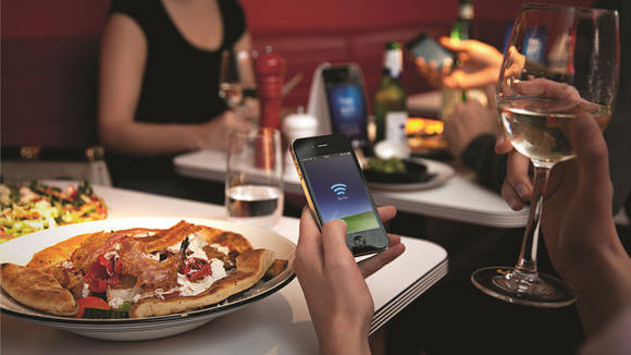 person_pizza_phone_skygo-580-75