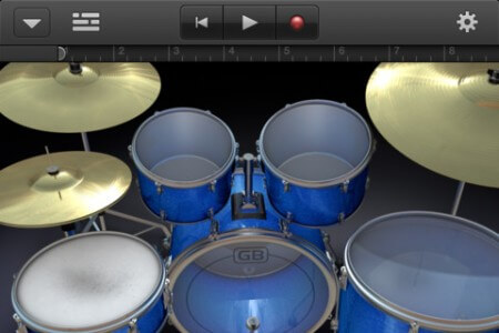 Обладатели iPhone и iPod touch смогут музицировать с приложением GarageBand. Фото.