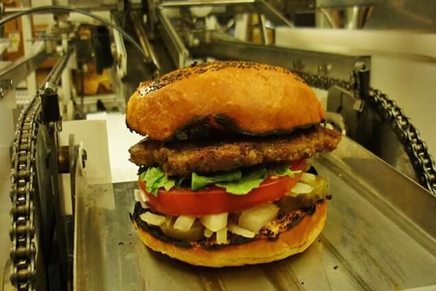 Робот готовит 360 гамбургеров в час. Фото.