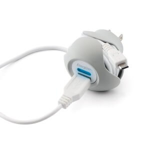 Симпатичный универсальный USB-зарядник от розетки. Фото.