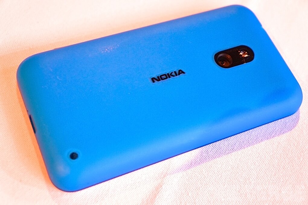 Nokia Lumia 620 - реальная фотография - задняя крышка
