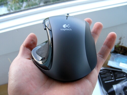 Беспроводная оптическая мышка Logitech VX Revolution. Фото.