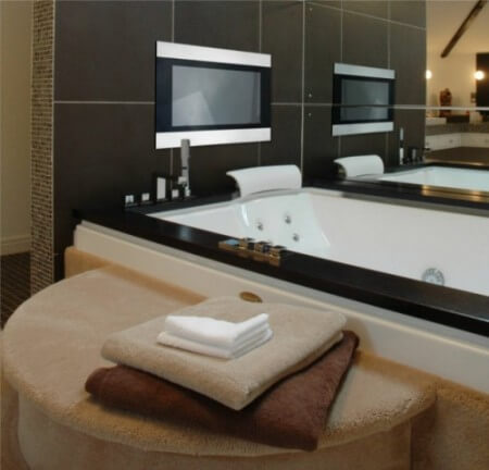 Главное украшение ванной – телевизор! Фото.