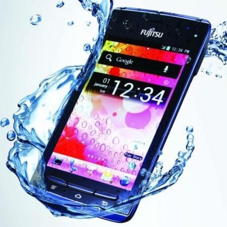 Новый смартфон Fujitsu F-074 не боится воды. Фото.