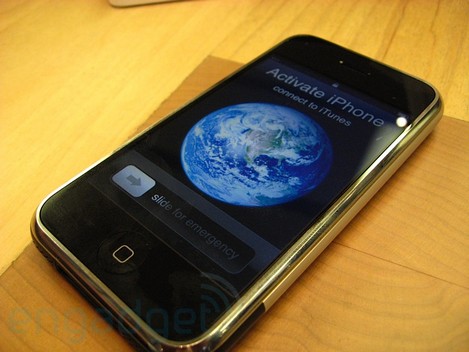 Apple iPhone поступил в продажу! Фото.
