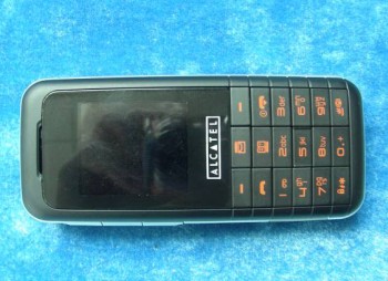 Музыкальный телефон Alcatel OT-E801a. Фото.