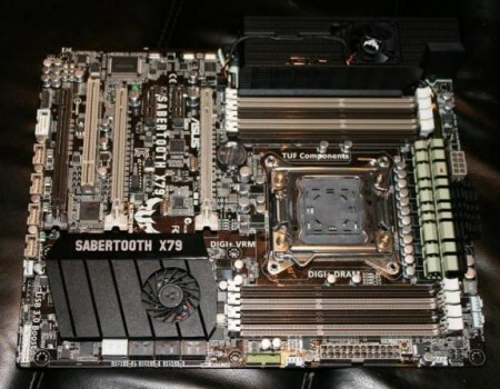 В Сети появились фотографии материнской платы Asus Sabertooth X79. Фото.
