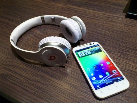В Британии стартовали продажи HTC Sensation XL. Фото.
