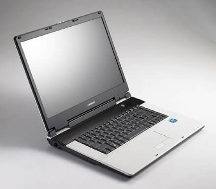 Everex StepNote NC1501 — бюджетный вариант для желающим приобрести ноутбук. Фото.