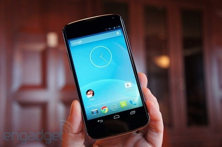Смартфон Google Nexus 4 красуется на видео. Фото.