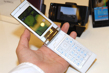 Hitachi W53H в KDDI. Фото.