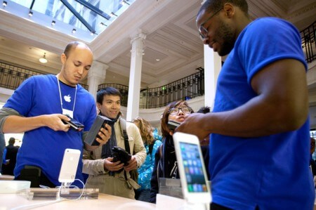 Акции Apple стремительно летят вниз. Фото.