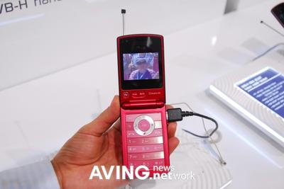 LG KB620 анонсировала телефон LG KB620 с мобильным ТВ. Фото.