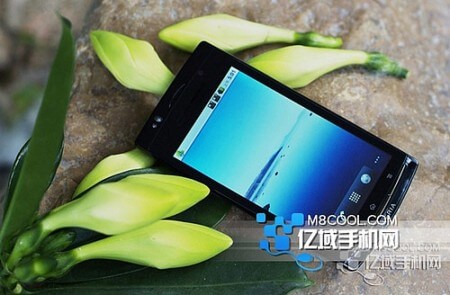 Sony Ericsson Xperia Arc клонировали и удешевили. Фото.