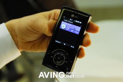 Музыкальный телефон LG KM500. Фото.