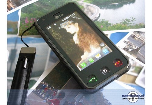 LG представила телефон Renoir 8GB Black. Фото.