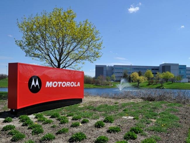 Google избавилась от бизнеса Motorola за $2,35 миллиарда. Фото.